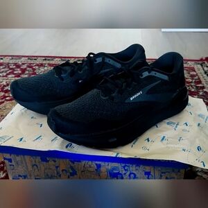 Men Brooks size 13